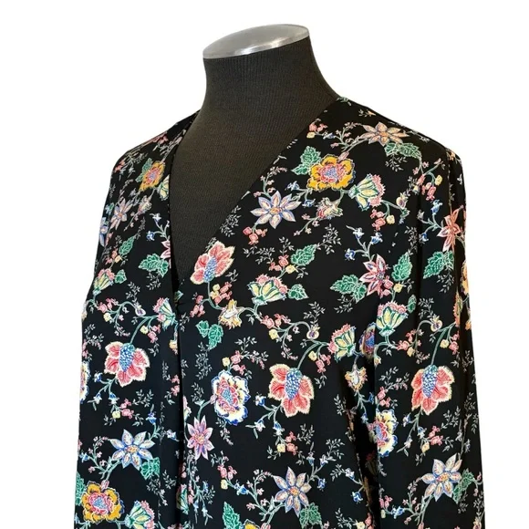 Banana Republic - Drapey Floral Long Sleeve V-Neck Blouse – Small - Picture 8 of 11